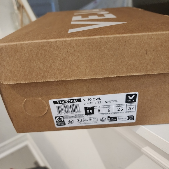 SOLD - NWT Size 39 Veja 10 CWL Sneaker - Picture 3 of 8